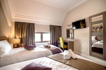 Фото номера Двухместный номер с 2 отдельными кроватями Отель The Frontier Hotel г. Siret 8