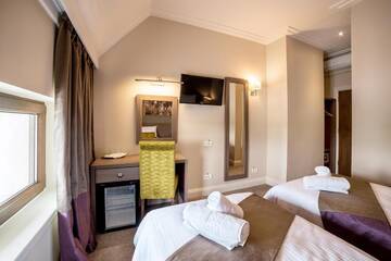 Фото номера Двухместный номер с 2 отдельными кроватями Отель The Frontier Hotel г. Siret 6