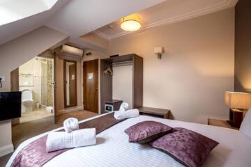 Фото номера Двухместный номер с 1 кроватью Отель The Frontier Hotel г. Siret 5